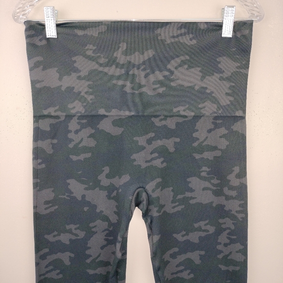 NWOT SPANX High Waisted Look At Me Now Seamless Leggings in Black Camo Sz. 2X - Picture 3 of 6